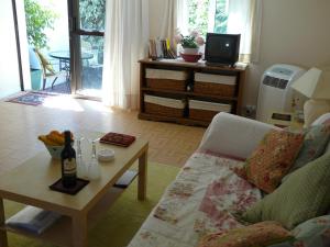 绍萨尔Casa Flora Loft Studio的带沙发和咖啡桌的客厅