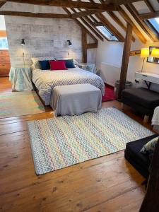 GreywellAnnex at Southfields in idyllic Hampshire village的一间卧室配有一张床和一张大地毯