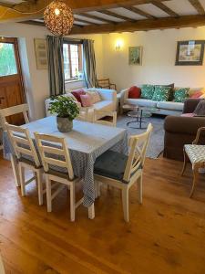 GreywellAnnex at Southfields in idyllic Hampshire village的客厅配有白色的桌子和椅子