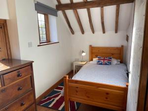 GreywellAnnex at Southfields in idyllic Hampshire village的一间卧室配有一张床和一个梳妆台