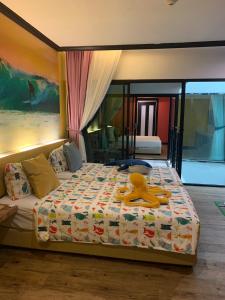 卡塔海滩Must Sea Hotel - SHA Hotel的一间卧室配有一张黄色带子的床