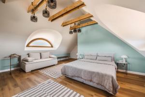 保洛兹瑙克PALO Borbirtok - Bed and Wine的一间卧室配有一张大床和一张沙发