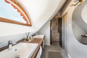 保洛兹瑙克PALO Borbirtok - Bed and Wine的浴室设有2个水槽和镜子