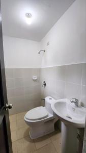 公主港Unit 1O1 Nottingham Villas的浴室配有白色卫生间和盥洗盆。