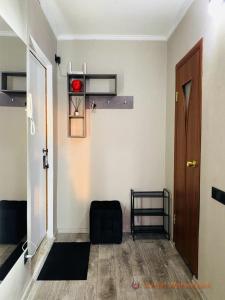 巴甫洛达尔1-комнатная квартира的一间设有门廊和椅子的房间