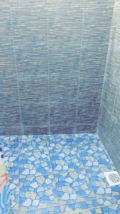 NarokSajaairbnb的一间铺有瓷砖地板的带淋浴的浴室