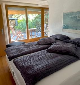 Hersberg赫斯伯格住宿加早餐酒店的一间卧室设有两张床,享有庭院的景色