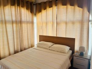 Casas Devesa住宅乡村民宿的卧室内的一张床位,卧室内拥有带窗帘的窗户