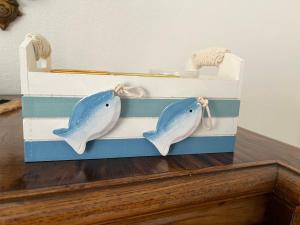 蒙德罗A CASA DEL CONSOLE的桌子上木箱里两个海豚
