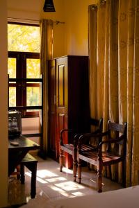 卡特勒格默Safari Lodge Yala的客房设有木凳和窗户。