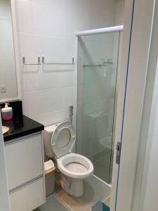 卡庞达卡诺阿Apartamento a 100m da beira-mar的一间带卫生间和玻璃淋浴间的浴室