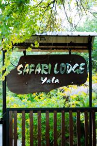 卡特勒格默Safari Lodge Yala的瓦伦西亚骑士山林小屋的标志悬在围栏上
