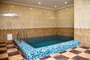 LomacineţiВілія的游泳池位于铺有瓷砖地板的客房