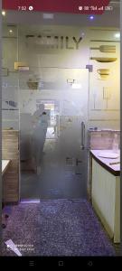 曼德维HOTEL JB STAR的一个带柜台的房间里滑动玻璃门
