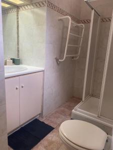 普罗塔拉斯Konnos Villa的浴室配有卫生间、盥洗盆和淋浴。