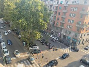 米兰Hostel Corner 32的享有繁忙的城市街道的空中景致,设有汽车