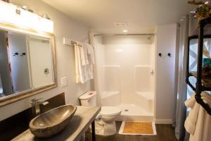 埃斯卡兰特Escalante Yurts - Luxury Lodging的一间带水槽、卫生间和淋浴的浴室
