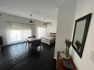 圣罗莎Dpto Pico Alquiler Temporario的一间带床和桌子的客厅以及一间卧室