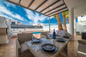 普拉亚布兰卡Villa Ariana Playa Blanca的用餐室配有带酒杯的桌子