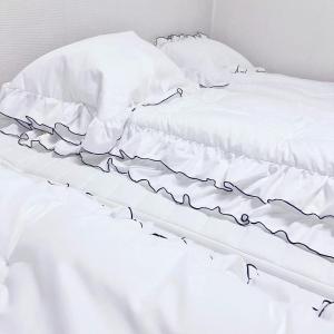 首尔A-one的一张带白色床单和枕头的未铺好的床