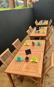 勒唐蓬La Maison Verte的一张木桌,上面摆放着椅子和碗食物