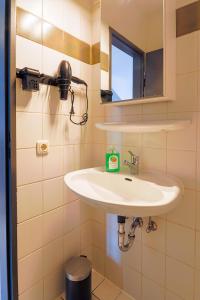 吕贝克K-UNITs: Lübeck Roter Löwe - City Nahes Appartement的一间带水槽和镜子的浴室