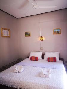 占巴塞卡姆夫伊宾馆的卧室配有白色的床和2个枕头