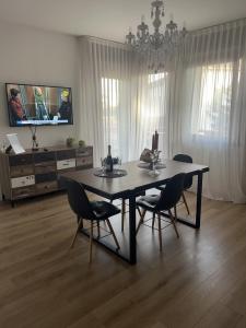 马格拉Ca’ Uccelli-Stupendo Appartamento 5 min da Venezia的客厅配有餐桌和椅子