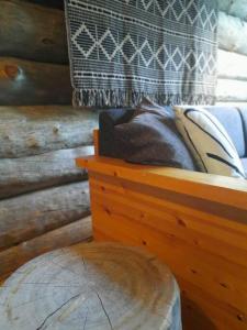 库萨莫Lumi - kelohirsimökki Rukalla, log cabin at Ruka的一间卧室配有木床和木桌