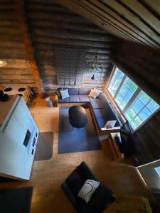 库萨莫Lumi - kelohirsimökki Rukalla, log cabin at Ruka的带沙发的客厅的顶部景色