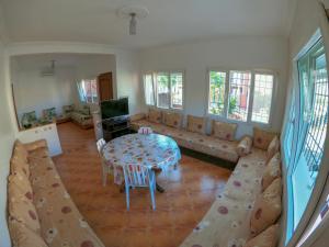 伊米乌阿达尔Villa La Palma 2, Imi ouaddar的客厅配有沙发和桌子