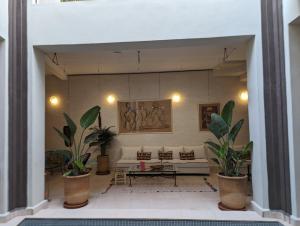 马拉喀什Dar d'Art的带沙发和一些植物的客厅