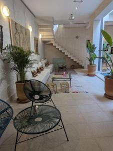 马拉喀什Dar d'Art的大房间,配有椅子和盆栽植物