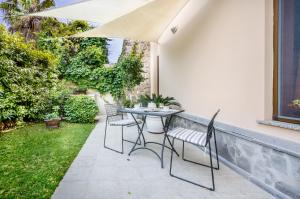 卡利亚里In riva al mare的后院设有带桌椅的庭院。