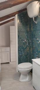 锡巴里Casa vacanze NONNA ANTONIETTA的一间带卫生间和绿色墙壁的浴室