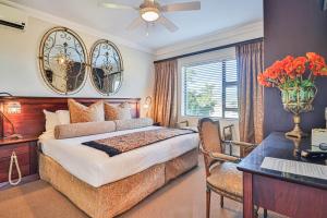 克尼斯纳琥珀宾馆的一间卧室配有一张床、一张书桌和一个窗户。