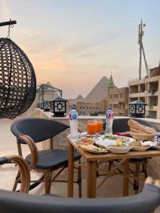 开罗Locanda Pyramids Hotel的阳台上的餐桌上放着一盘食物