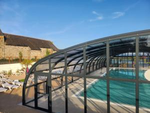 利托LOCIMAD的享有带游泳池的玻璃建筑的外部景色