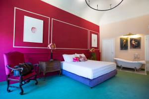 佛罗伦萨Stella d'Italia的一间卧室配有一张床和浴缸