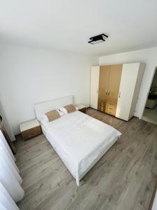 谢林伯尔SNC Residence V的卧室配有一张白色的大床,铺有木地板