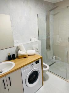 谢林伯尔SNC Residence V的一间带洗衣机和卫生间的浴室