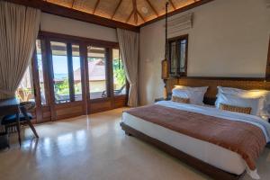 沙美岛Samed Tamarind Beach Resort的卧室配有一张床、一张书桌和窗户。