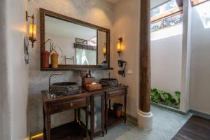 沙美岛Samed Tamarind Beach Resort的浴室配有带镜子的梳妆台和盥洗盆