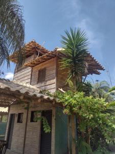 西波山Pousada Kafofinho da Serra的上面有棕榈树的房子