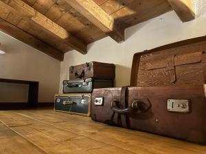 瓦拉洛蓬比亚Tiny House - Lake Maggiore -Malpensa Airport -的一堆箱子坐在房间里地板上