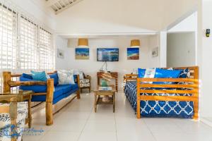 银沙Sea Miracle Villa/Beach Cottage的客厅配有蓝色的沙发和床。