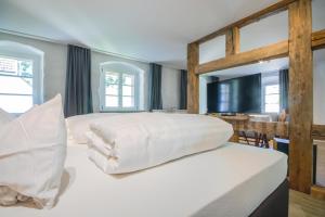 斯图林根Haus Ella的一间卧室配有一张带白色床单的大床