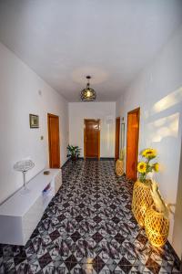 斯库台Villa Alba的一间铺有瓷砖地板并配有椅子的客厅
