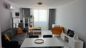 波尔蒂芒Rocha Gardens Apartment的客厅配有沙发和桌子