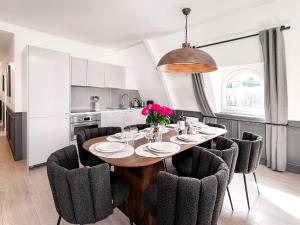 巴黎LivinParis - Luxury AC 2 & 3 Bedrooms Le Louvre的厨房以及带桌椅的用餐室。